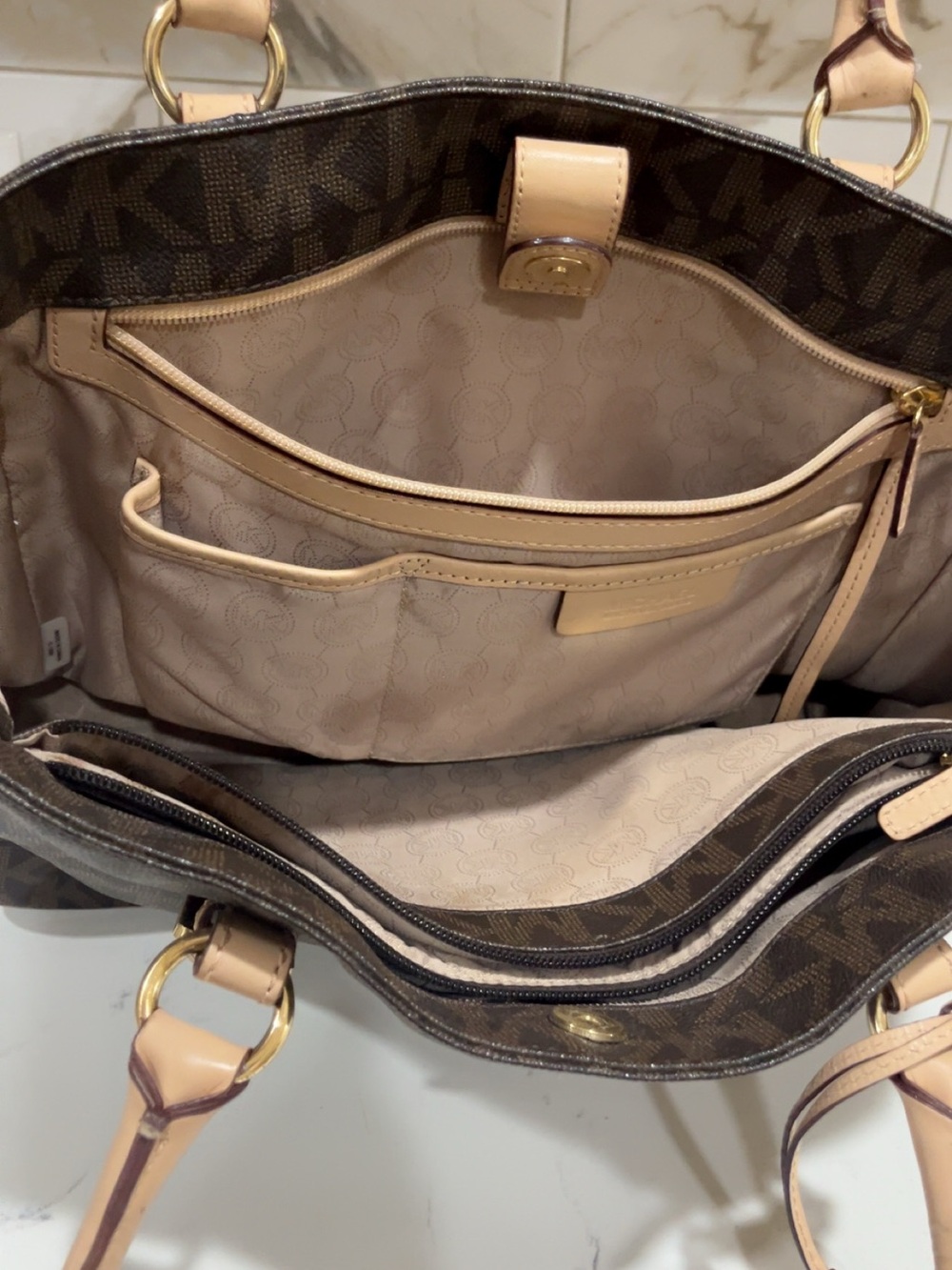 Michael Kors Monogram Jet Set - Picture 3 of 4